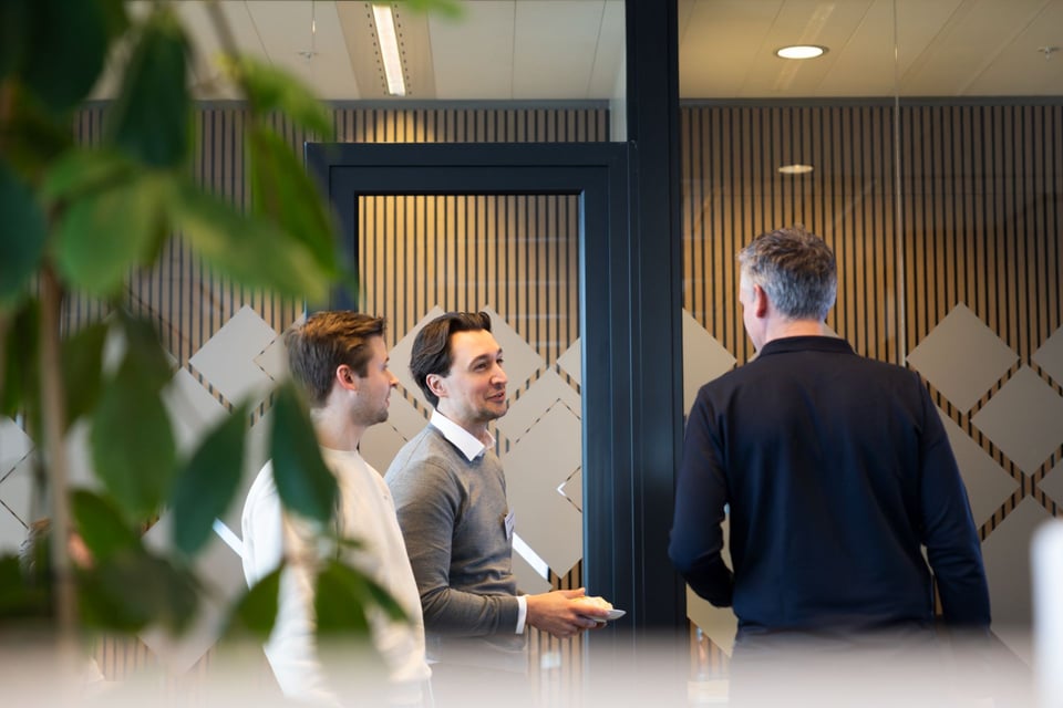Bezoekers in gesprek tijdens de BikkelBreak.